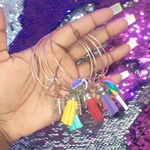 I’m SELLING charms bracelets 🛍💕